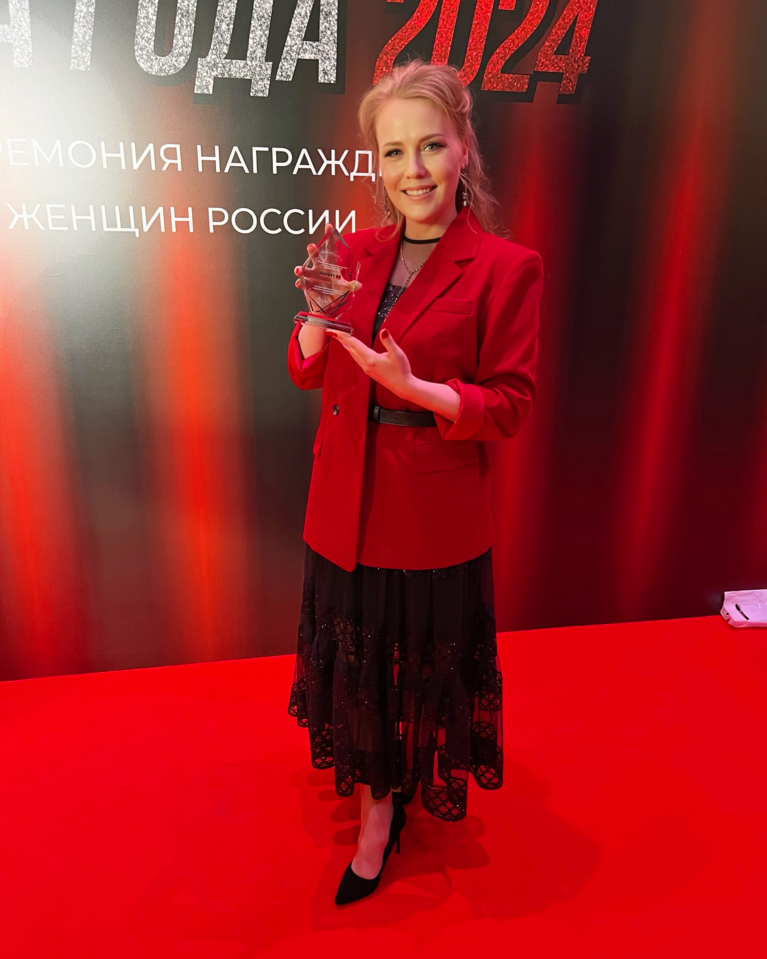 Премия «Женщина года 2024». В 2024 году получила награду «За выдающийся вклад в развитие индустрии
                                            кондитерского искусства в России»